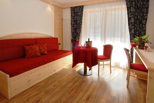 Hotel Flora Alpina Кампітелло-ді-Фасса Номер фото