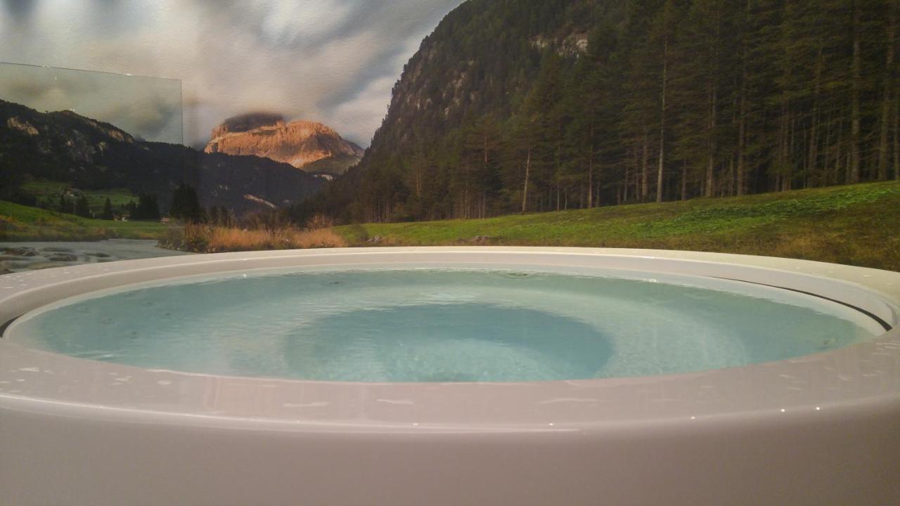 Hotel Flora Alpina Кампітелло-ді-Фасса Екстер'єр фото
