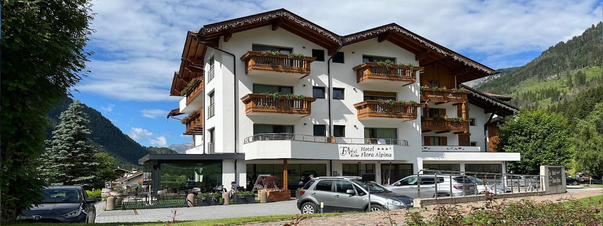Hotel Flora Alpina Кампітелло-ді-Фасса Екстер'єр фото