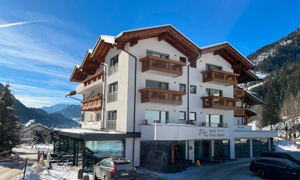 Hotel Flora Alpina Кампітелло-ді-Фасса Екстер'єр фото