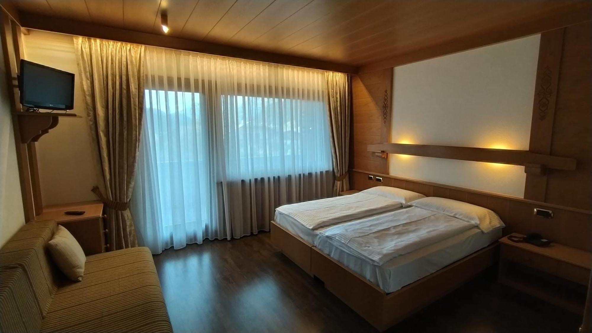 Hotel Flora Alpina Кампітелло-ді-Фасса Екстер'єр фото