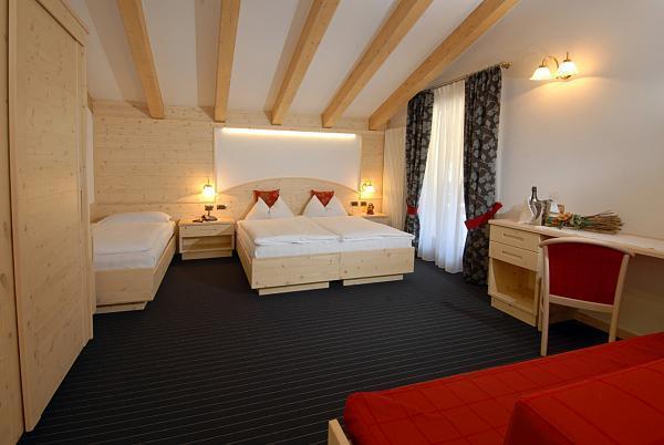 Hotel Flora Alpina Кампітелло-ді-Фасса Номер фото